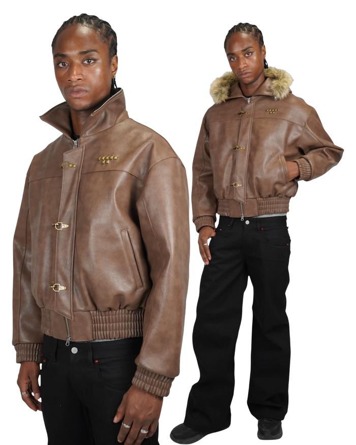 Veste Maison52 en similicuir marron style pompier avec fermoirs dorés, capuche amovible à fourrure et clous au dos