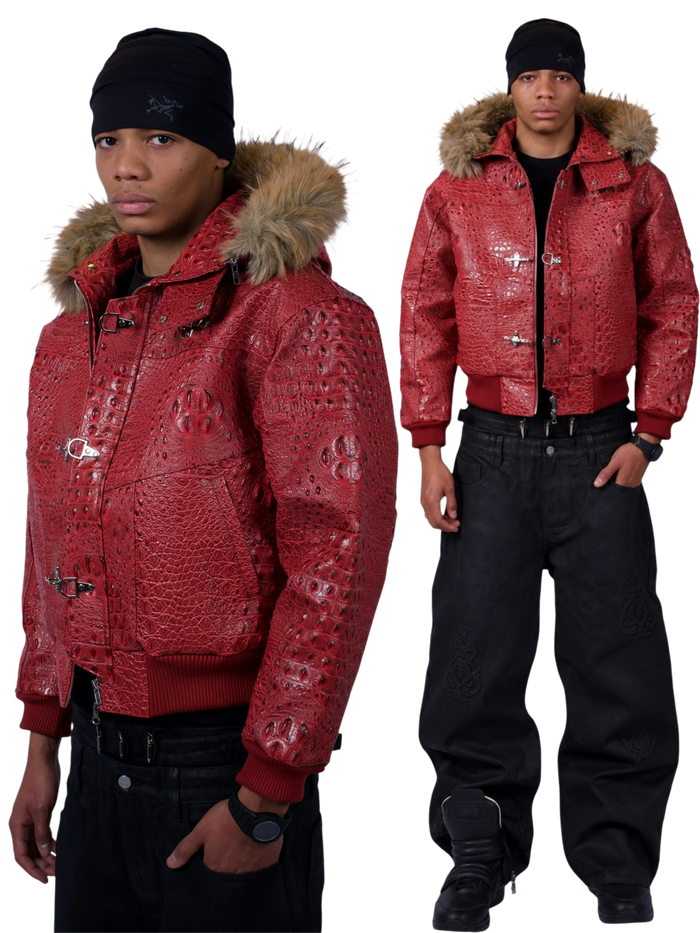 Veste Maison52 rouge en similicuir effet crocodile avec capuche amovible en fourrure et fermoirs style pompier.