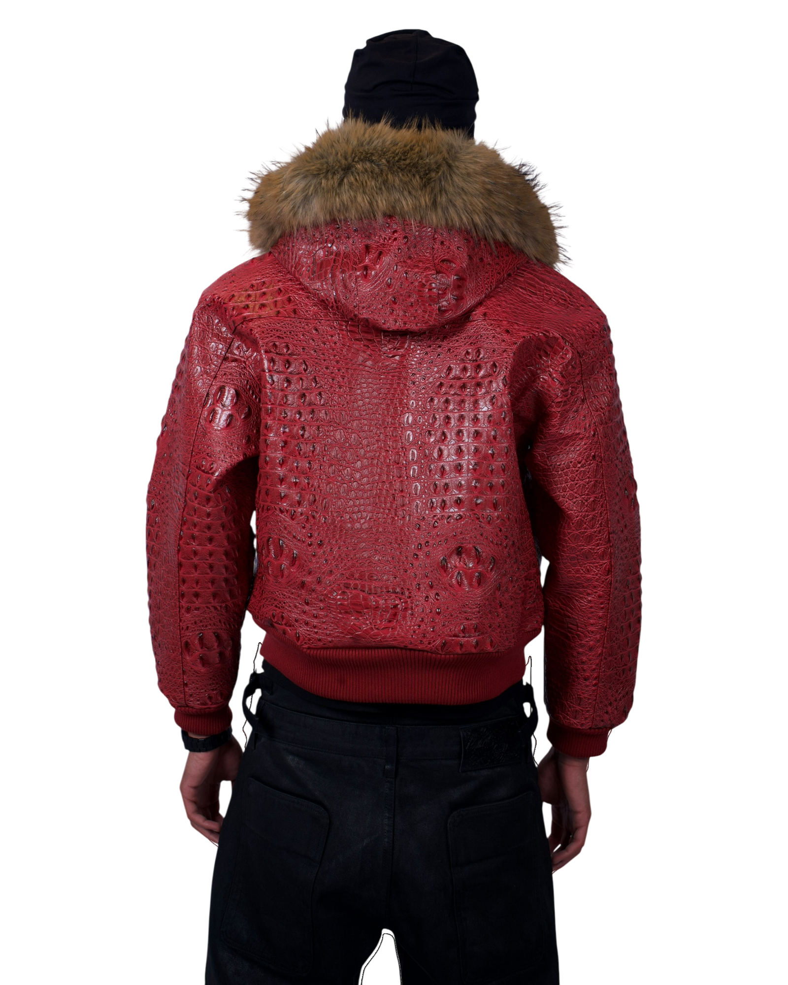 Veste Maison52 rouge en similicuir gaufré crocodile avec capuche amovible bordée de fourrure, vue de dos