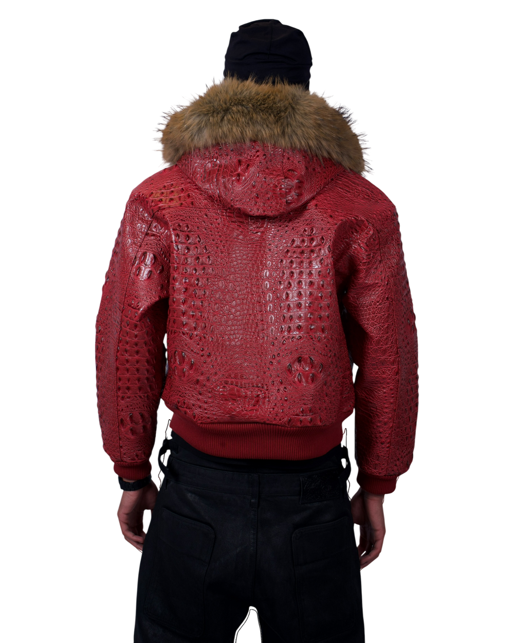 Veste Maison52 rouge en similicuir gaufré crocodile avec capuche amovible bordée de fourrure, vue de dos