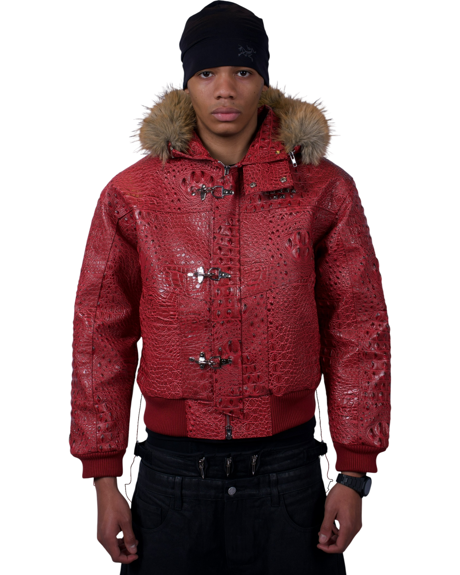 Veste Maison52 rouge en similicuir effet crocodile avec capuche amovible, col haut, fermoirs pompiers et clous métalliques