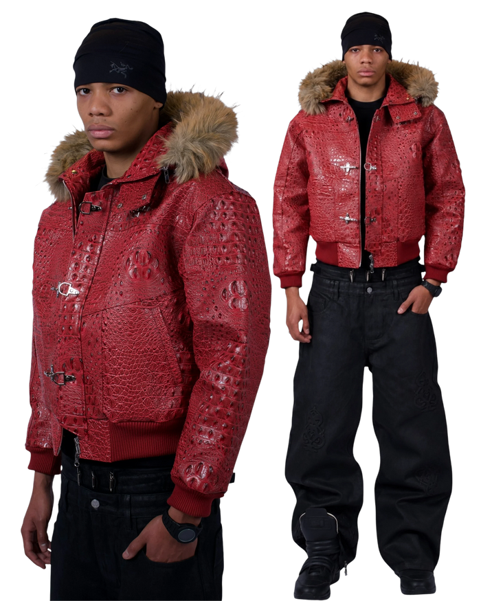 Veste Maison52 rouge en similicuir effet crocodile avec capuche amovible en fourrure et fermoirs style pompier.