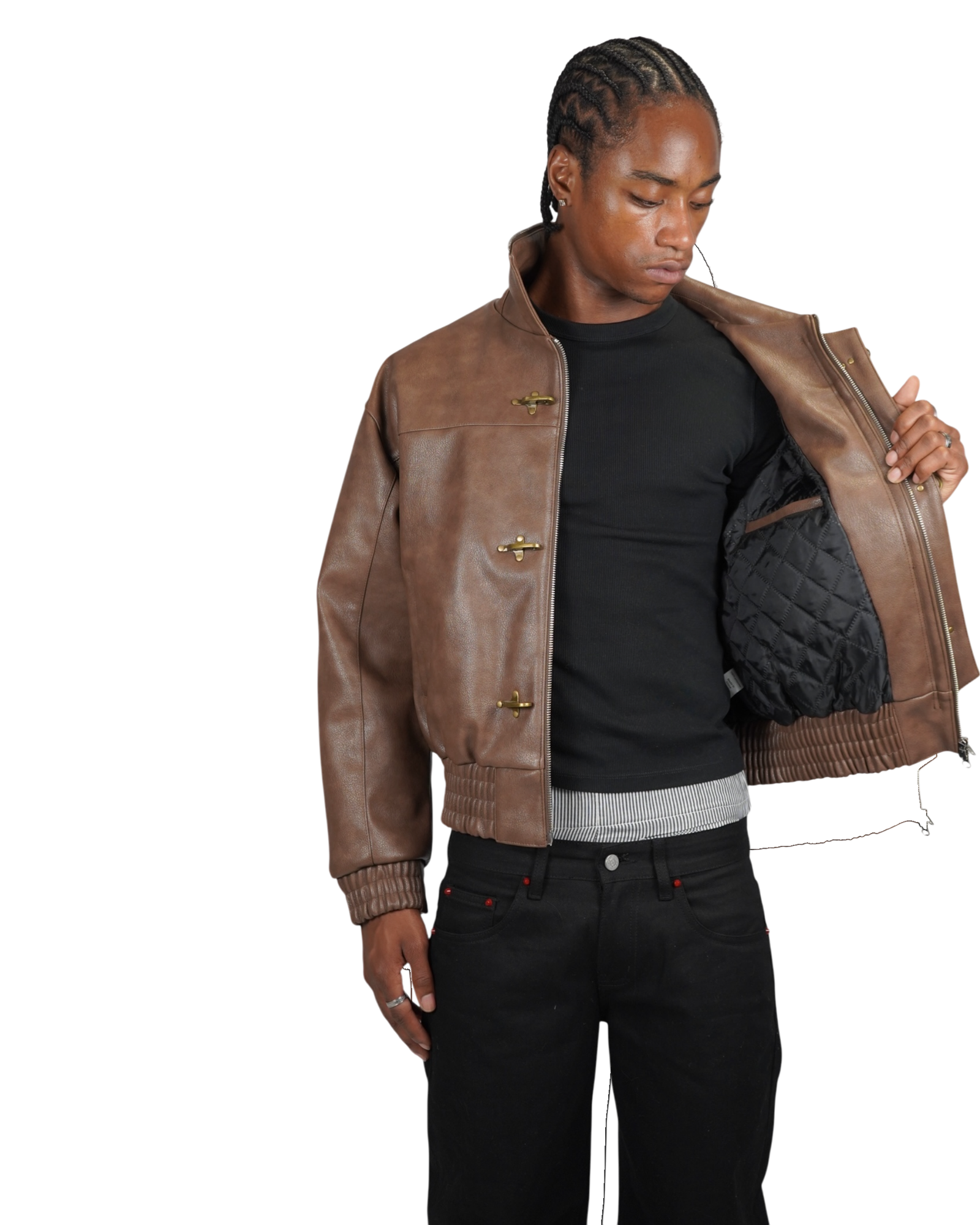 Veste en similicuir marron Maison52 avec fermoirs style pompier et doublure matelassée noire portée par un mannequin