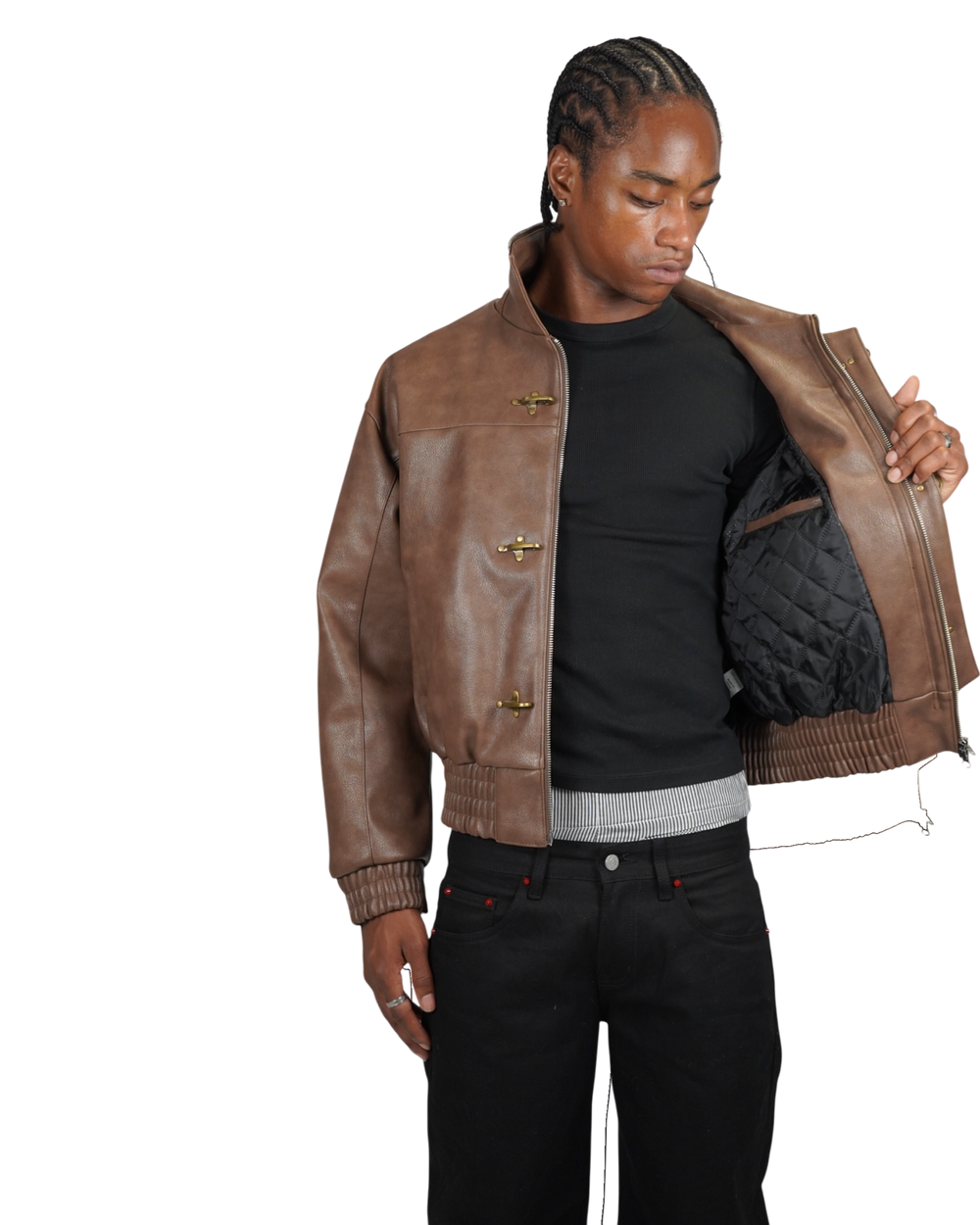 Veste en similicuir marron Maison52 avec fermoirs style pompier et doublure matelassée noire portée par un mannequin
