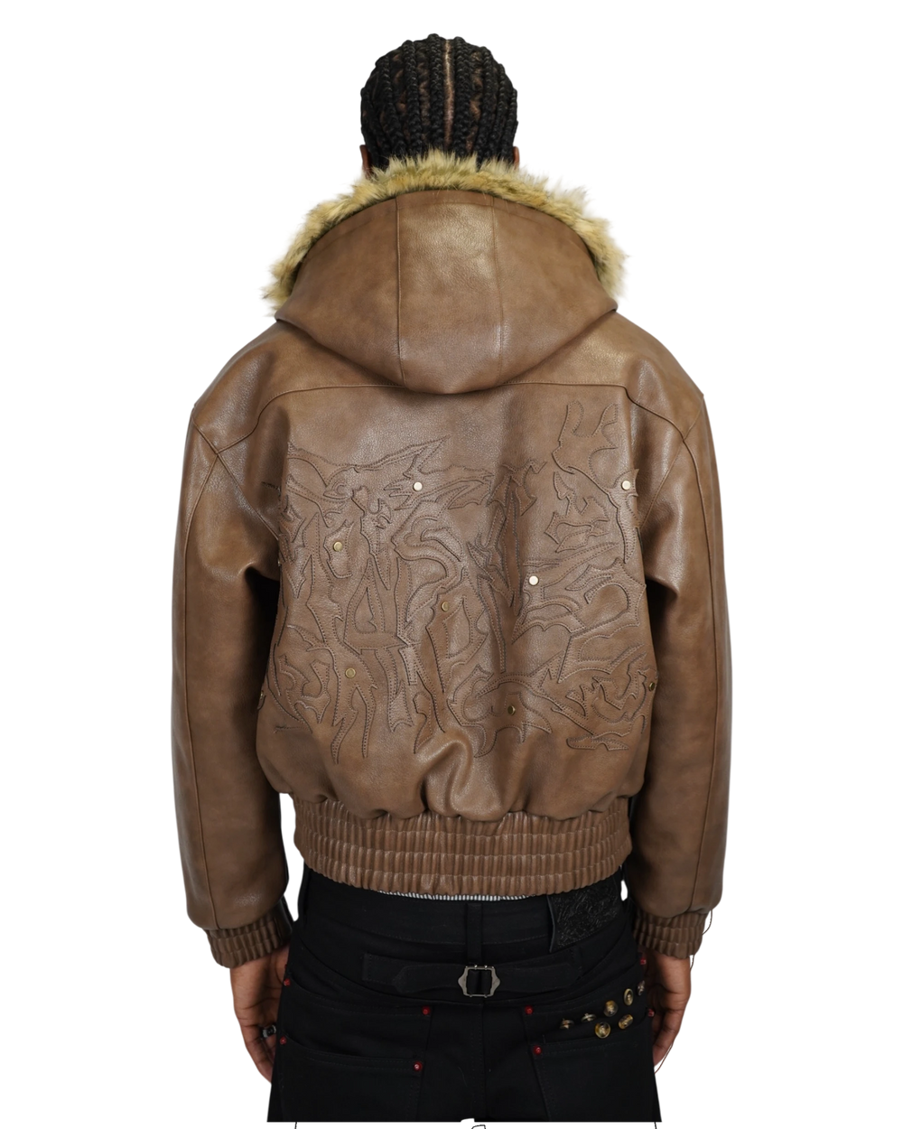 Vue arrière de la veste en similicuir marron Maison52 avec capuche à fourrure, broderies détaillées et clous décoratifs