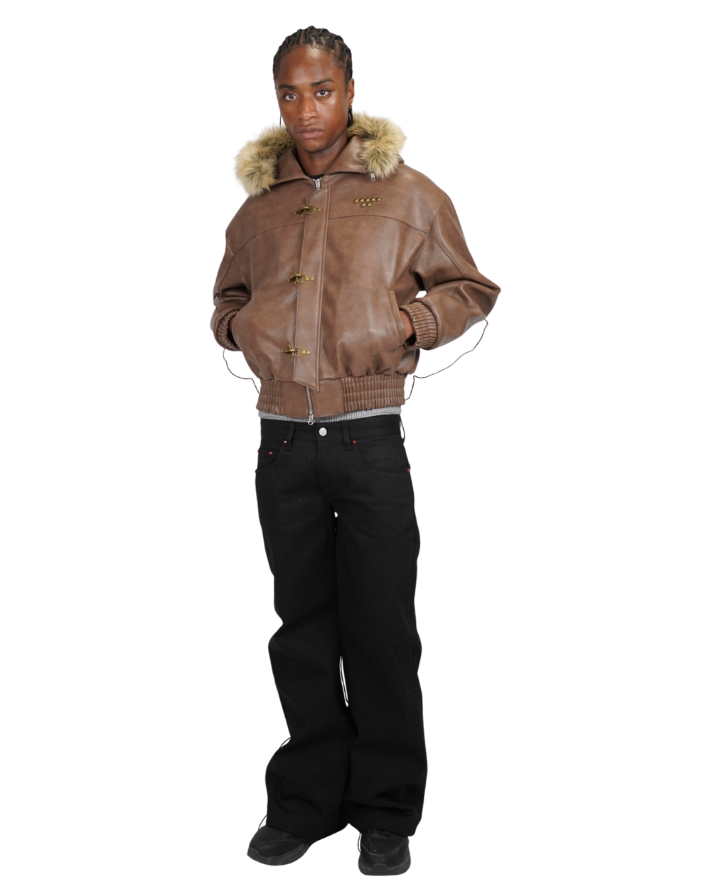 Veste Maison52 marron en similicuir avec fermoirs style pompier, capuche amovible à fourrure et détails cloutés