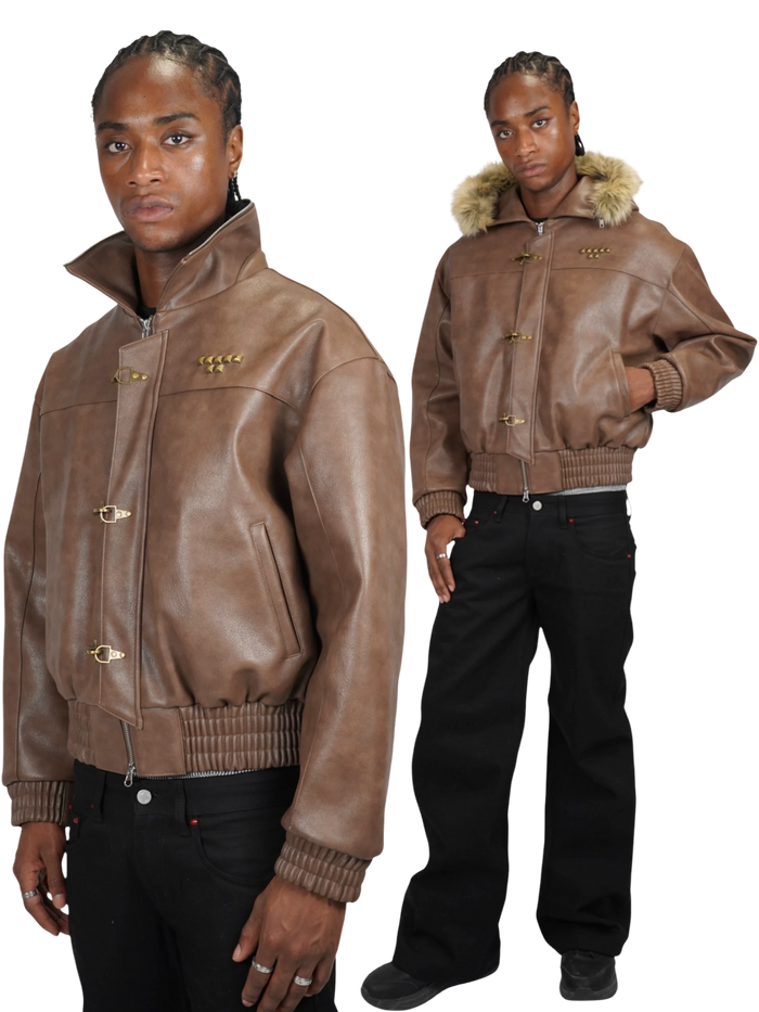 Veste Maison52 en similicuir marron style pompier avec fermoirs dorés, capuche amovible à fourrure et clous au dos