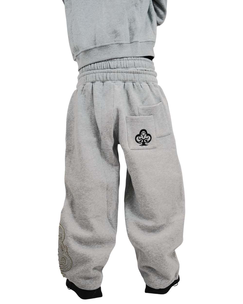 Tracksuit gris Maison52 porté, modèle 1m83 taille M